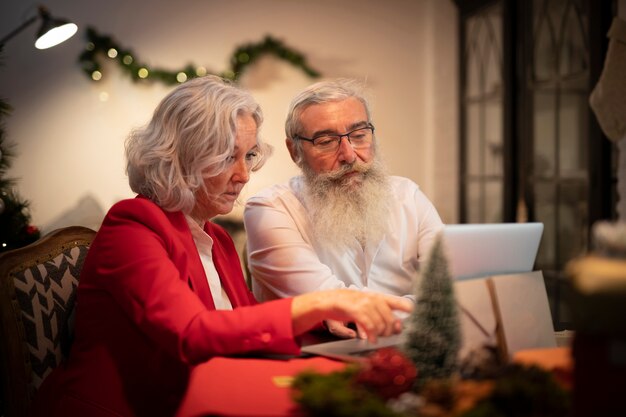 Casal Idoso junto para o Natal