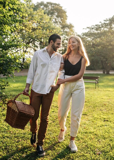 Casal indo ao parque para fazer piquenique