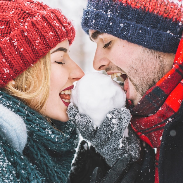 Casal infantil licking snowball