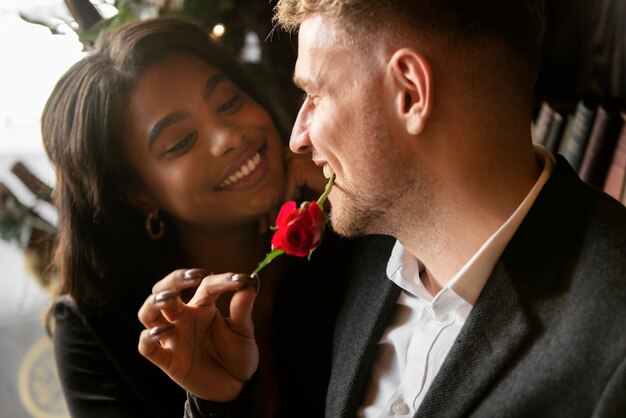 Casal interracial comemorando o dia dos namorados