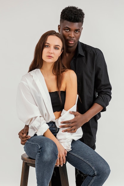 Foto grátis casal interracial fazendo pose de tiro médio