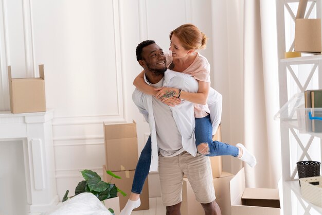 Casal interracial se preparando para a mudança