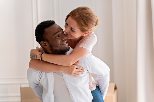 Foto grátis casal interracial se preparando para a mudança