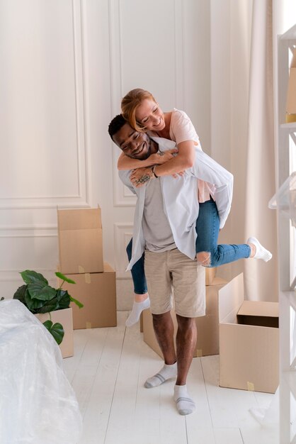 Casal interracial se preparando para a mudança