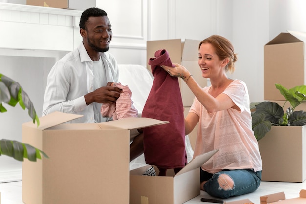 Casal interracial se preparando para a mudança