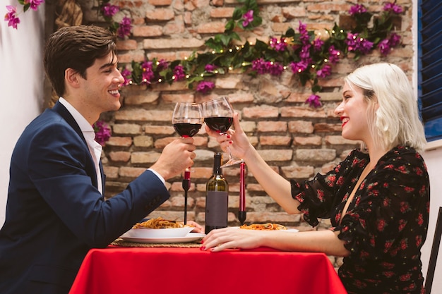 Casal jantando no dia dos namorados