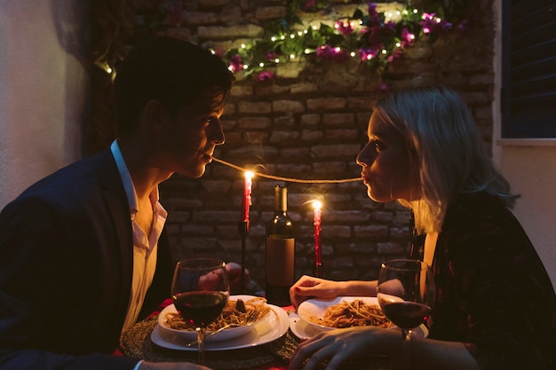 Foto grátis casal jantando no dia dos namorados