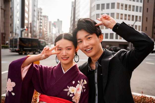 Casal japonês posando ao ar livre e comemorando o dia da maioridade