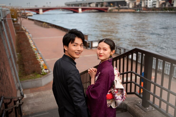 Foto grátis casal japonês posando na ponte e comemorando o dia da maioridade