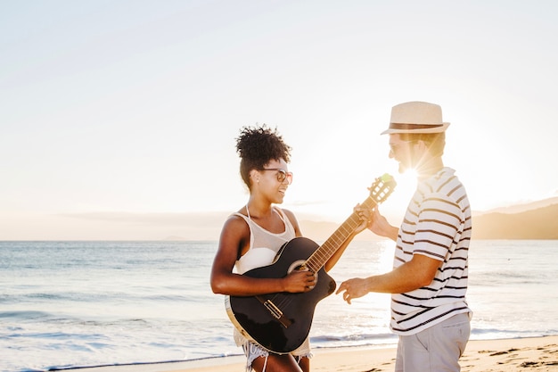 Casal jogando no litoral