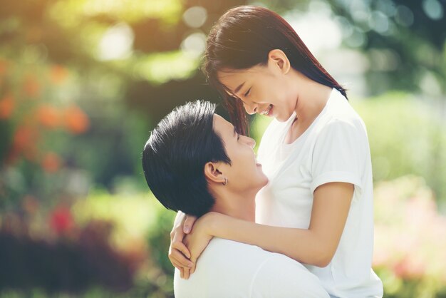 Casal jovem abraçando durante uma caminhada relaxando juntos