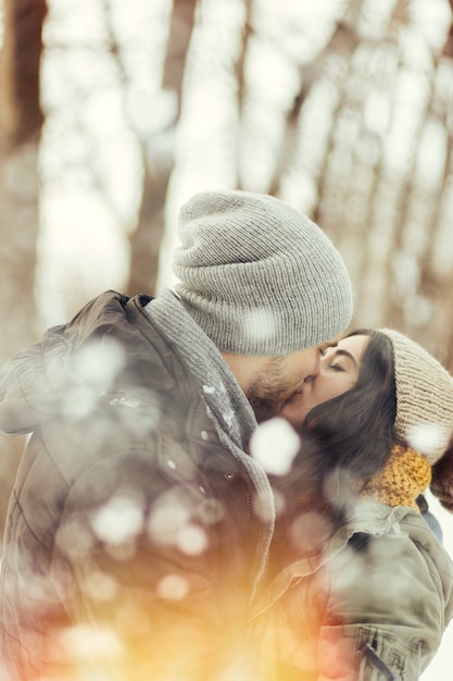 Foto grátis casal jovem alegre, andando em um dia de inverno