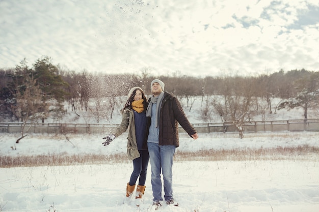 Casal jovem alegre, andando em um dia de inverno