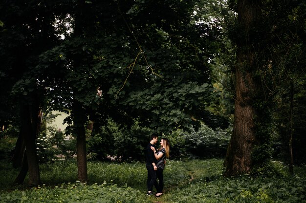 Casal jovem andando e se divertindo