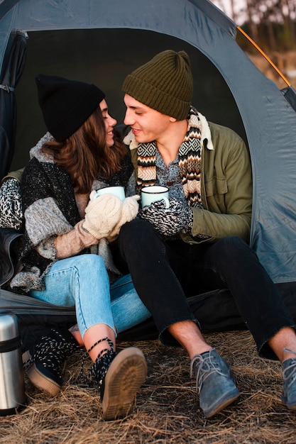 Casal jovem bonito com bebidas quentes