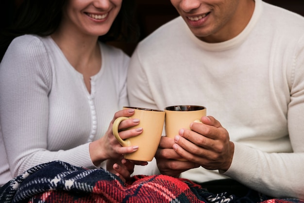 Casal jovem bonito com bebidas quentes