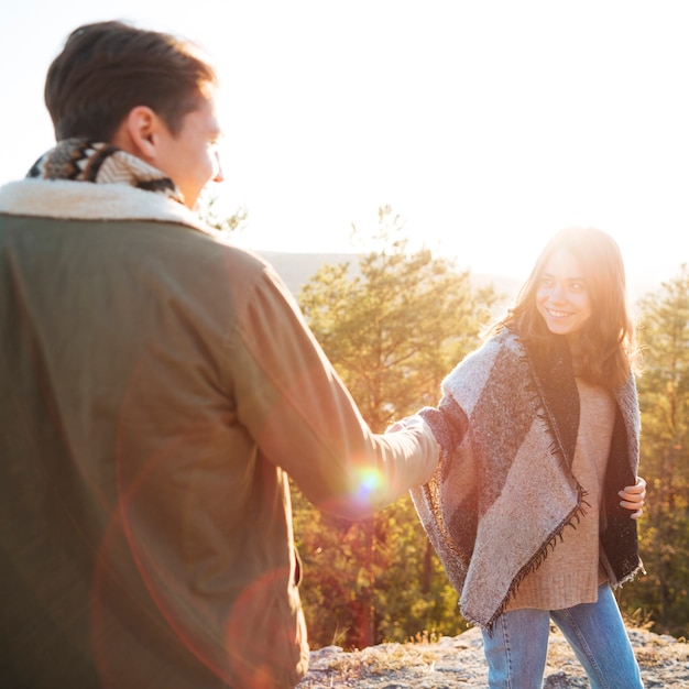 Casal jovem bonito, de mãos dadas