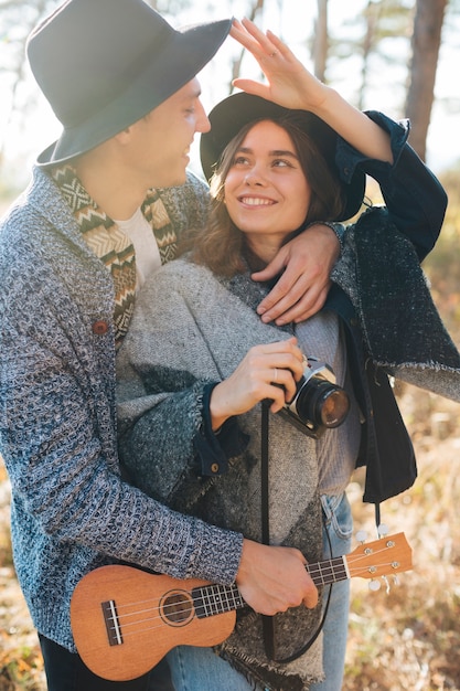 Casal jovem bonito tocando juntos