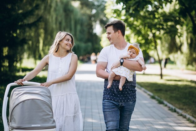 Casal jovem com sua filha bebê no parque