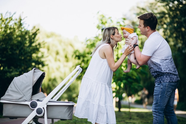 Casal jovem com sua filha bebê no parque