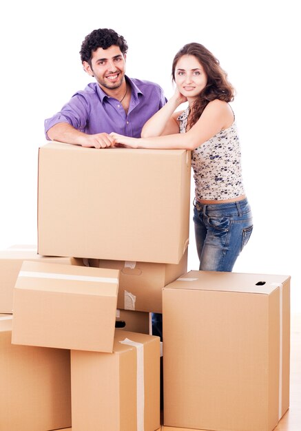 Casal jovem e feliz está carregando caixas