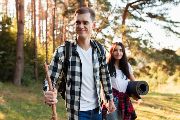 Foto grátis casal jovem e fofo viajando juntos