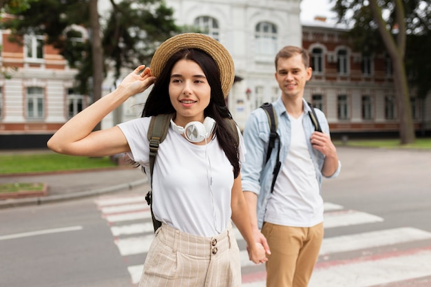 Foto grátis casal jovem e fofo viajando juntos