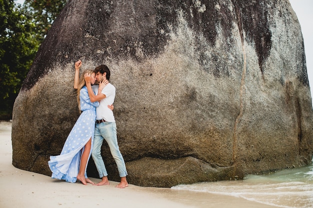 Casal jovem elegante e hippie apaixonado em uma praia tropical durante as férias