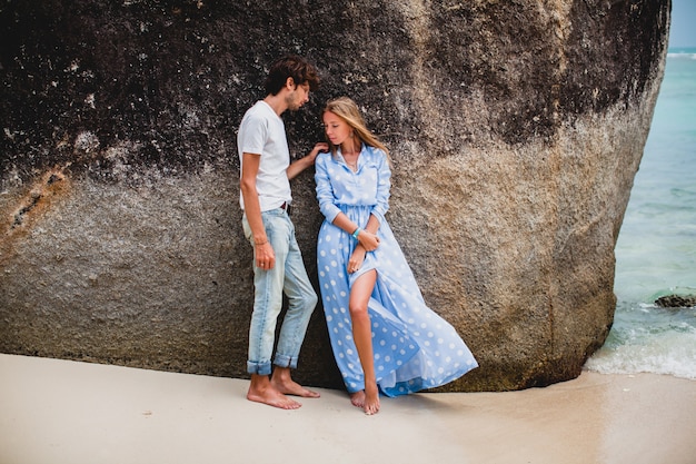 Casal jovem elegante e moderno apaixonado em uma praia tropical durante as férias