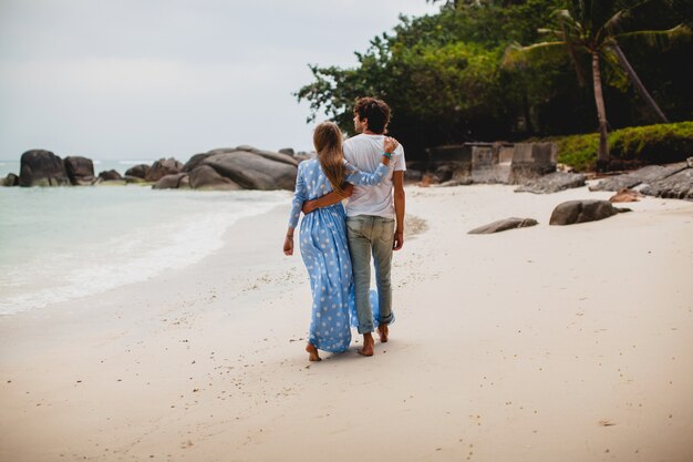 Casal jovem elegante e moderno apaixonado em uma praia tropical durante as férias