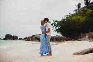 Foto grátis casal jovem elegante e moderno apaixonado em uma praia tropical durante as férias