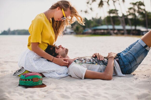 Casal jovem elegante e moderno apaixonado em uma praia tropical durante as férias