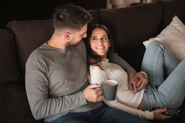 Casal jovem em casa olhando um ao outro