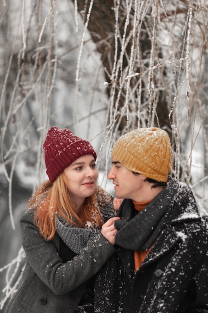 Foto grátis casal jovem em roupas de inverno ao ar livre