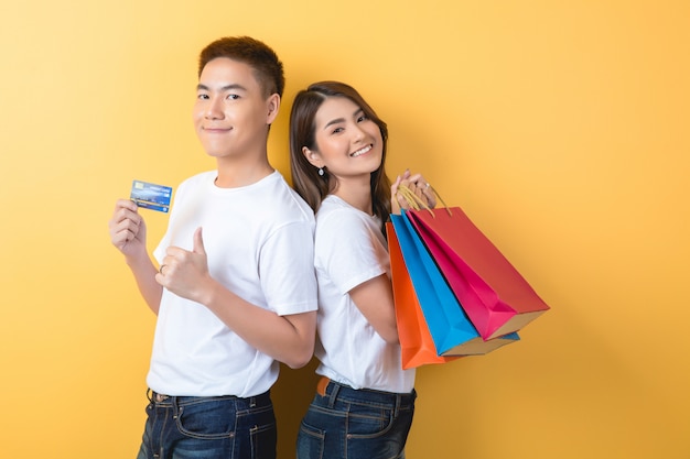 Casal jovem feliz com sacos de compras