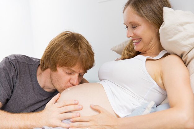 Casal jovem feliz esperando bebê