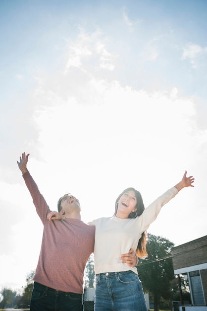 Foto grátis casal jovem feliz torcendo