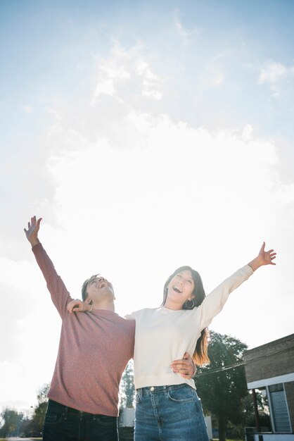 Casal jovem feliz torcendo