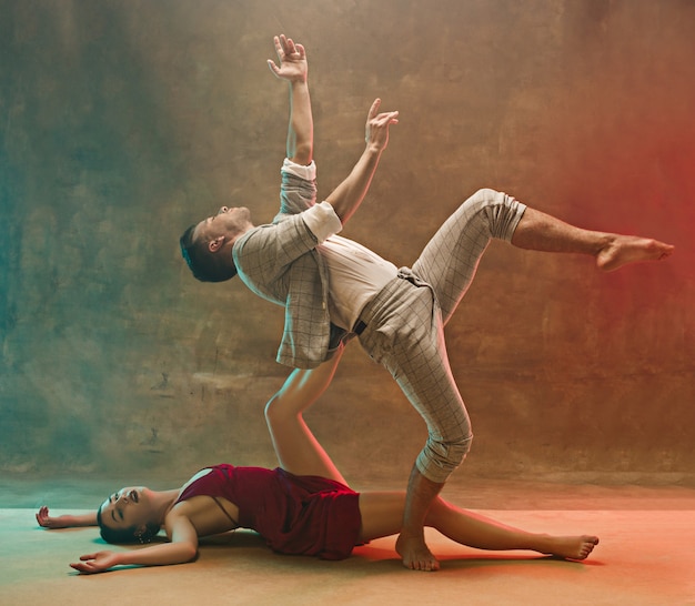 Casal jovem flexível de dança moderna