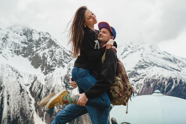 Casal jovem hippie apaixonado caminhando nas montanhas