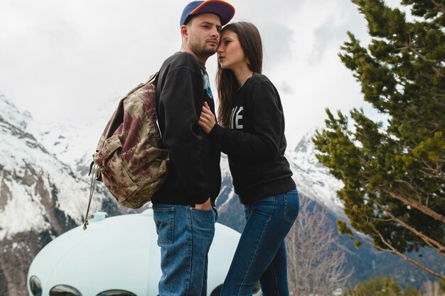 Casal jovem hippie apaixonado caminhando nas montanhas