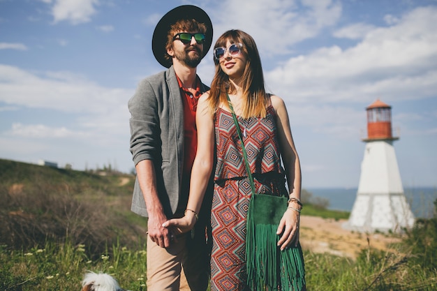 Casal jovem hippie posando no campo