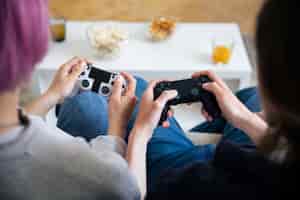 Foto grátis casal jovem jogando videogame dentro de casa