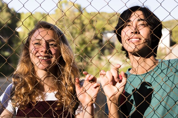 Casal jovem multirracial tocando o elo da cadeia