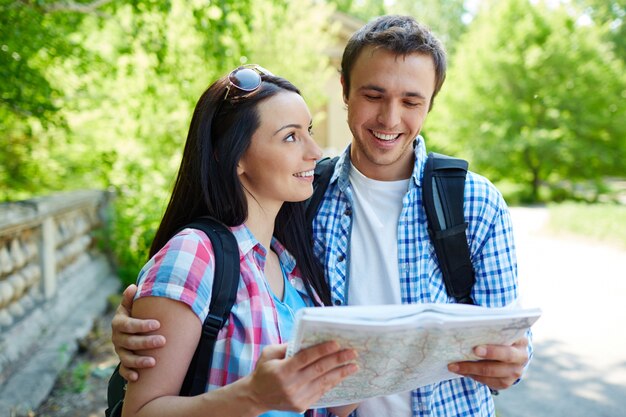 Casal jovem na cidade com mapa turístico