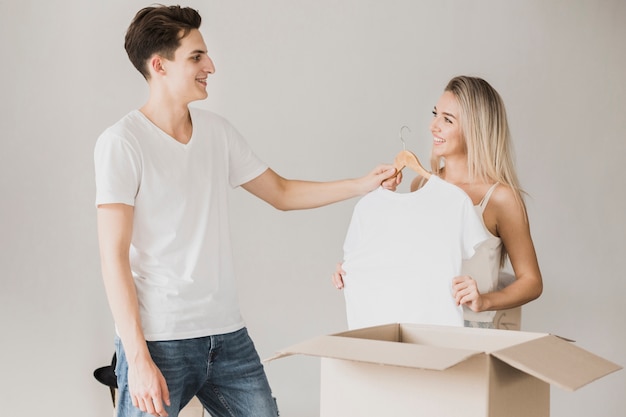 Foto grátis casal jovem pronto para se mover juntos