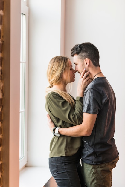 Foto grátis casal jovem romântico apaixonado