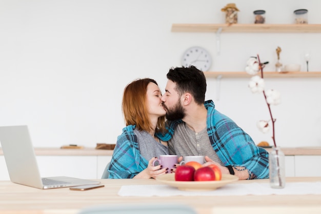 Foto grátis casal jovem romântico beijando na cozinha