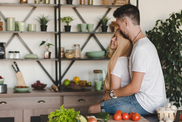 Foto grátis casal jovem romântico na cozinha
