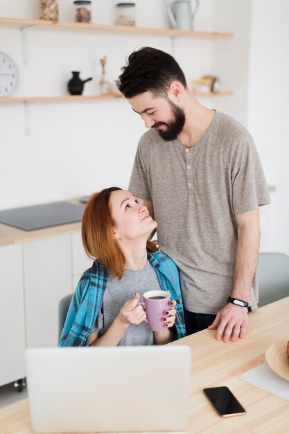 Casal jovem romântico, passar o tempo na cozinha